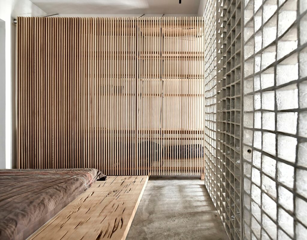 主臥床架使用紅檜、實木格柵作為衣櫃拉門