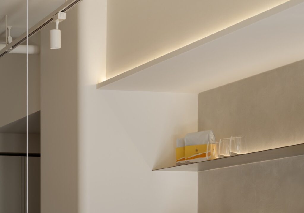 裸鐵層架像是撐起生活的骨架，上方擺著咖啡機與喜愛的小物