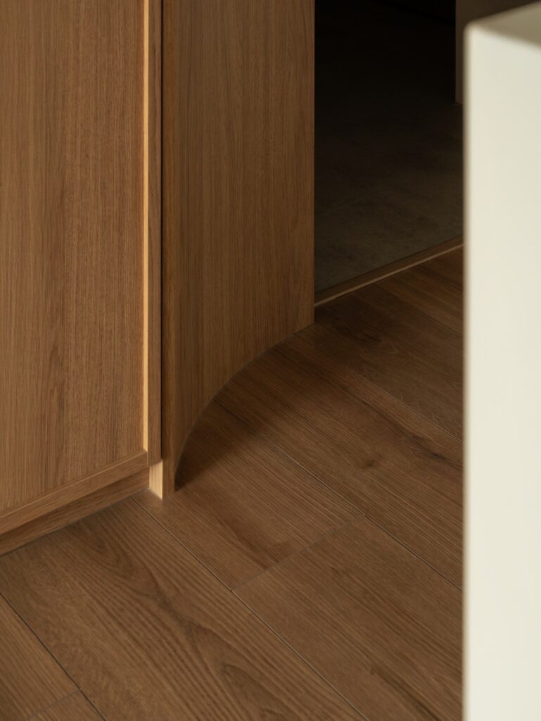 木作鞋櫃弧形轉角，引導心境轉換