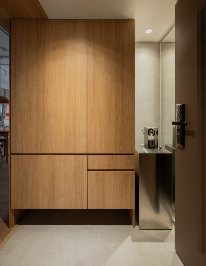 小坪數玄關設計，裸鐵展示櫃放上融燭燈